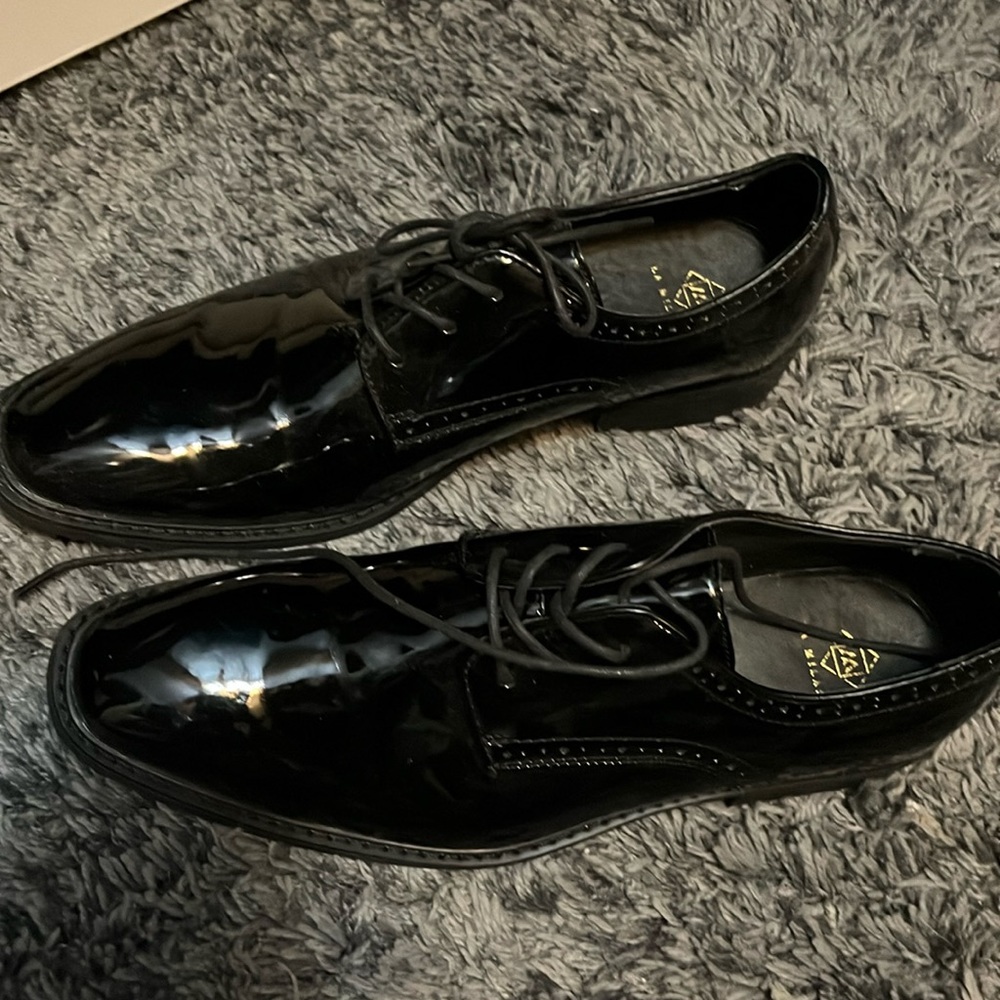 Men’s 8.5 black dress shoes